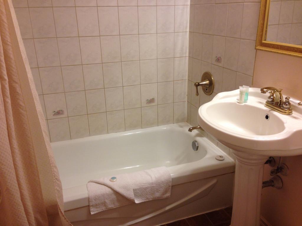 Traveller'S Inn Dawson Creek Room photo