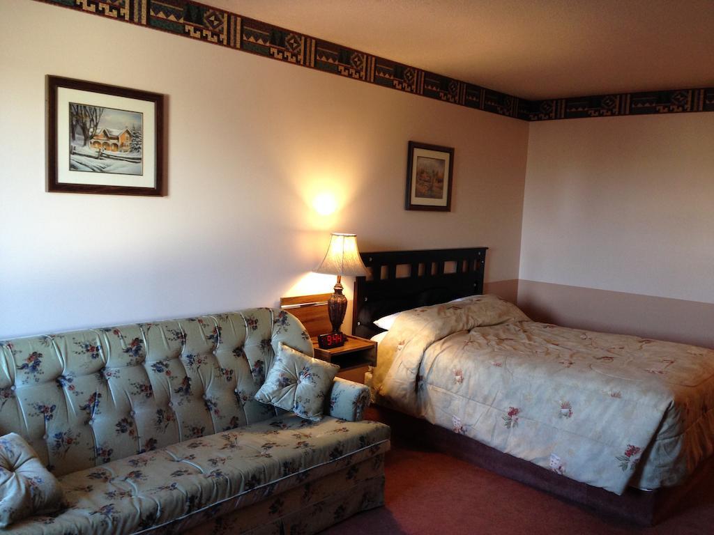 Traveller'S Inn Dawson Creek Exterior photo